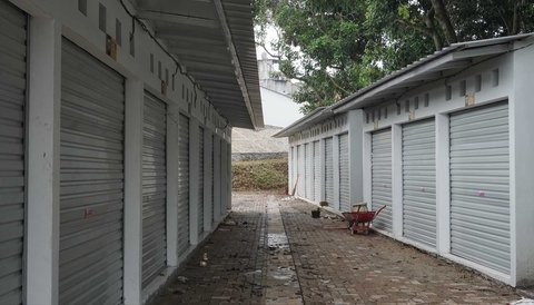 Kios yang menjadi tempat relokasi pedagang Pasar Barito di Sentra Fauna dan Kuliner Lenteng Agung, Jakarta, Selasa (28/10/2025).