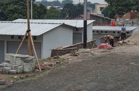 Pekerja menyelesaikan turap pada  sisi kios yang menjadi tempat relokasi pedagang Pasar Barito di Sentra Fauna dan Kuliner Lenteng Agung, Jakarta, Selasa (28/10/2025).