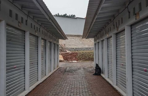 Kios yang menjadi tempat relokasi pedagang Pasar Barito di Sentra Fauna dan Kuliner Lenteng Agung, Jakarta, Selasa (28/10/2025).