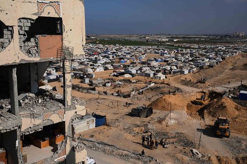 Bekho dan dan pekerja  asal Mesir mencari jenazah para sandera di dekat kamp tenda pengungsi Palestina di Kota Hamad, Khan Younis, di Jalur Gaza selatan, Selasa, (28/10/2025).