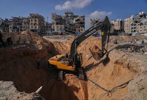 Bekho dan dan pekerja  asal Mesir mencari jenazah para sandera di dekat kamp tenda pengungsi Palestina di Kota Hamad, Khan Younis, di Jalur Gaza selatan, Selasa, (28/10/2025).