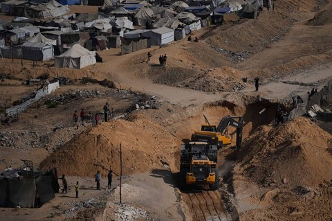 Bekho dan dan pekerja  asal Mesir mencari jenazah para sandera di dekat kamp tenda pengungsi Palestina di Kota Hamad, Khan Younis, di Jalur Gaza selatan, Selasa, (28/10/2025).