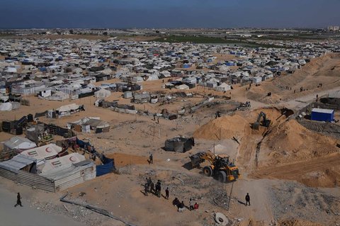 Bekho dan dan pekerja  asal Mesir mencari jenazah para sandera di dekat kamp tenda pengungsi Palestina di Kota Hamad, Khan Younis, di Jalur Gaza selatan, Selasa, (28/10/2025).