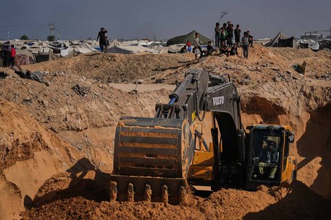 Bekho dan dan pekerja  asal Mesir mencari jenazah para sandera di dekat kamp tenda pengungsi Palestina di Kota Hamad, Khan Younis, di Jalur Gaza selatan, Selasa, (28/10/2025).
