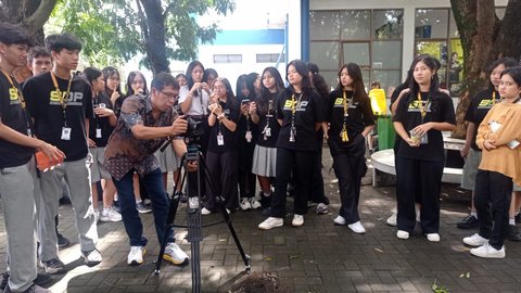 Dosen IMDE, Teguh Setiawan, menjadi salah satu tim pengajar ekstrakurikuler di SMAK 3 PENABUR Bandung