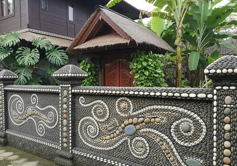Pagar Rumah Natural dengan Batu Kali (Sumber: gemini.com)