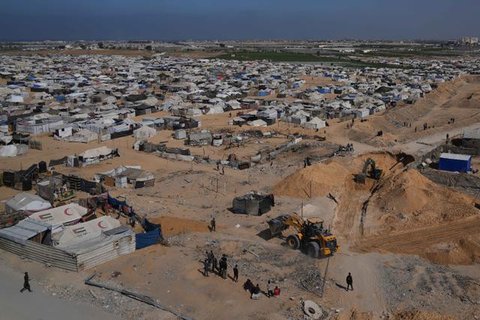 Aktivitas pekerja Mesir yang menggunakan alat berat untuk mencari jenazah para sandera di Kota Hamad, Khan Younis, di Jalur Gaza selatan, Selasa 28 Oktober 2025. Selain di Khan Younis, pencar