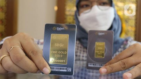 Petugas menunjukkan emas batangan di gerai Butik Emas Antam di Jakarta, Jumat (5/10). Harga emas PT Aneka Tambang Tbk atau Antam naik Rp 1.000 menjadi Rp 666 ribu per gram pada perdagangan ha