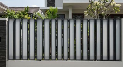 Model Pagar Besi Kombinasi Polikarbonat untuk Rumah Minimalis dengan Budget Terjangkau