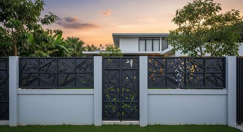 Model Pagar Besi dengan Dinding Beton Minimalis
