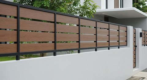 Model Pagar Besi dengan Dinding Beton Minimalis
