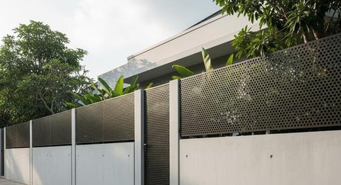 Model Pagar Besi dengan Dinding Beton Minimalis