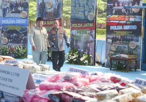 Presiden Prabowo Subianto bersama  Kapolri Listyo Sigit Prabowo saat kegiatan pemusnahan barang bukti narkoba sitaan Kepolisian RI, di Lapangan Bhayangkara, Mabes Polri, Rabu (29/10/2025).