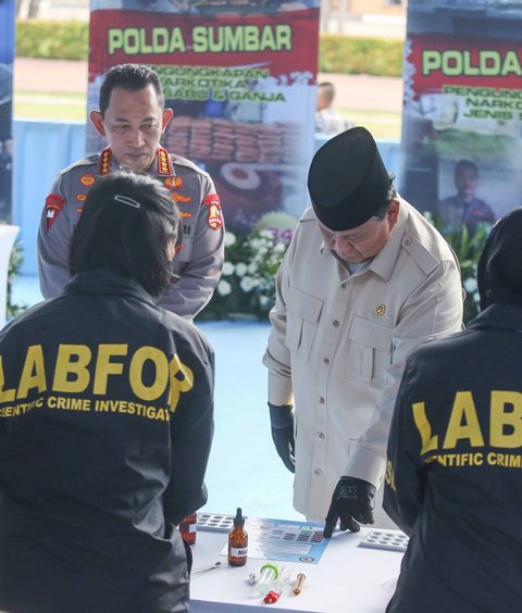 Presiden Prabowo Subianto bersama  Kapolri Listyo Sigit Prabowo saat  kegiatan pemusnahan barang bukti narkoba sitaan Kepolisian RI, di Lapangan Bhayangkara, Mabes Polri, Rabu (29/10/2025).