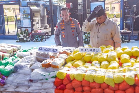 Presiden Prabowo Subianto bersama  Kapolri Listyo Sigit Prabowo saat kegiatan pemusnahan barang bukti narkoba sitaan Kepolisian RI, di Lapangan Bhayangkara, Mabes Polri, Rabu (29/10/2025).