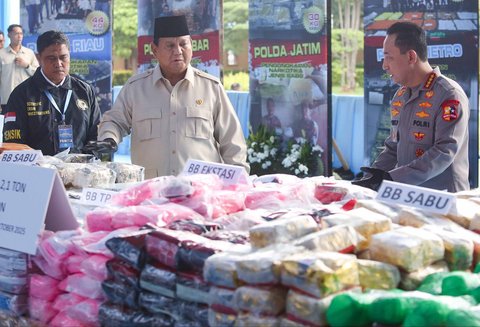 Presiden Prabowo Subianto bersama  Kapolri Listyo Sigit Prabowo saat kegiatan pemusnahan barang bukti narkoba sitaan Kepolisian RI, di Lapangan Bhayangkara, Mabes Polri, Rabu (29/10/2025).