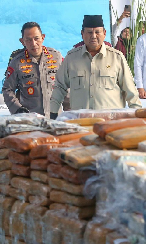 Presiden Prabowo Subianto bersama  Kapolri Listyo Sigit Prabowo saat kegiatan pemusnahan barang bukti narkoba sitaan Kepolisian RI, di Lapangan Bhayangkara, Mabes Polri, Rabu (29/10/2025).