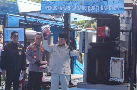 Presiden Prabowo Subianto bersama  Kapolri Listyo Sigit Prabowo saat memusnahkan barang bukti narkoba sitaan Kepolisian RI, di Lapangan Bhayangkara, Mabes Polri, Rabu (29/10/2025).