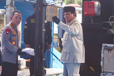Presiden Prabowo Subianto bersama  Kapolri Listyo Sigit Prabowo saat memusnahkan barang bukti narkoba sitaan Kepolisian RI, di Lapangan Bhayangkara, Mabes Polri, Rabu (29/10/2025).