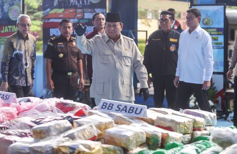 Presiden Prabowo Subianto saat kegiatan pemusnahan barang bukti narkoba sitaan Kepolisian RI, di Lapangan Bhayangkara, Mabes Polri, Rabu (29/10/2025).