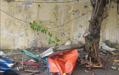 Tembok Polsek Ambruk Timpa Tukang Parkir