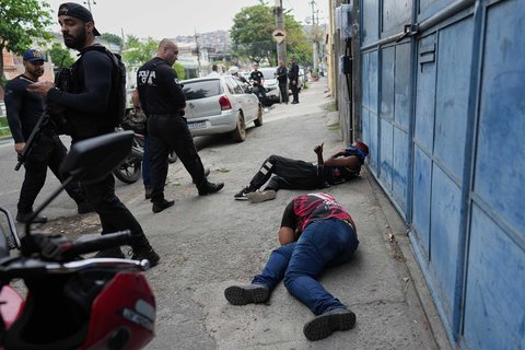 Polisi melakukan operasi penggerebekan terhadap terhadap  geng Comando Vermelho di favela Complexo da Penha, Rio de Janeiro, Brasil, Selasa (28/10/2025).