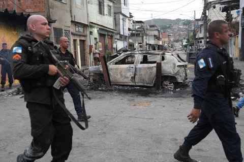 Polisi melakukan operasi penggerebekan terhadap terhadap  geng Comando Vermelho di favela Complexo da Penha, Rio de Janeiro, Brasil, Selasa (28/10/2025).