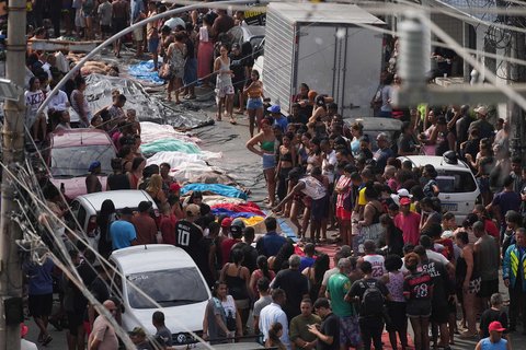 Warga menyaksikan jenazah korban penggerebekan polisi terhadap  geng Comando Vermelho di favela Complexo da Penha, Rio de Janeiro, Brasil, Rabu (29/10/2025).