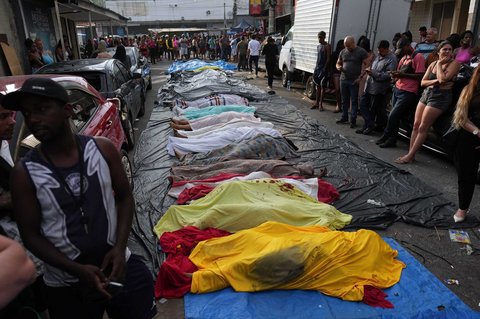 Warga menyaksikan jenazah korban penggerebekan polisi terhadap  geng Comando Vermelho di favela Complexo da Penha, Rio de Janeiro, Brasil, Rabu (29/10/2025).