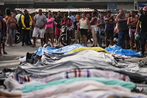 Warga menyaksikan jenazah korban penggerebekan polisi terhadap  geng Comando Vermelho di favela Complexo da Penha, Rio de Janeiro, Brasil, Rabu (29/10/2025).