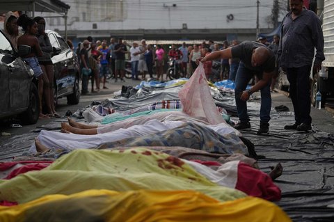 Warga menyaksikan jenazah korban penggerebekan polisi terhadap  geng Comando Vermelho di favela Complexo da Penha, Rio de Janeiro, Brasil, Rabu (29/10/2025).