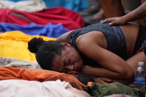 Anggota keluarga menangis di atas jenasah korban operasi penggerebekan polisi terhadap terhadap  geng Comando Vermelho di favela Complexo da Penha, Rio de Janeiro, Brasil, Selasa (28/10/2025).