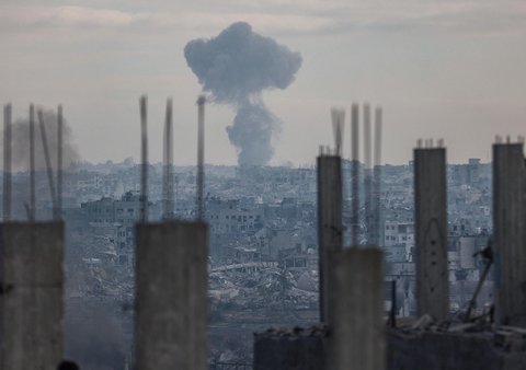 Kepulan asap mengepul menyusul serangan Israel di Kota Gaza, Rabu (29/10/2025).