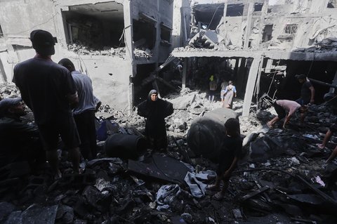 Warga Palestina memeriksa reruntuhan bangunan yang hancur akibat serangan tentara Israel di kamp Al-Shati di Kota Gaza, Rabu (29/10/2025).