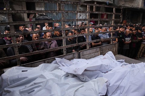 Warga Palestina berdoa untuk jenazah korban serangan militer Israel saat pemakaman mereka di Rumah Sakit Al-Awda di Nuseirat, Jalur Gaza tengah, Rabu (29/10/2025).