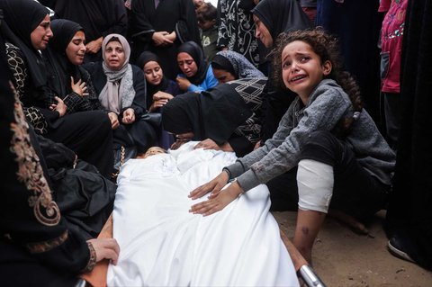 Kerabat berduka atas jenazah dua anak yang tewas dalam serangan Israel di Rumah Sakit Nasser di Khan Yunis, Jalur Gaza Selatan,  Rabu (29/10/2025).