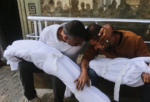 Seorang ayah menangis saat kehilangan dua anaknya yang tewas dalam serangan tentara Israel, di Rumah Sakit Shifa di Kota Gaza, Rabu (29/10/2025).