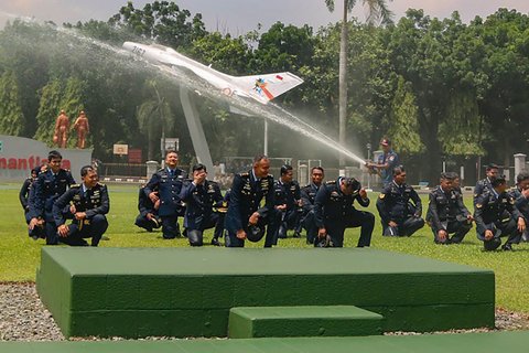 Personel Koops Udara Nasional TNI AU basah kuyup saat dimandikan usai  upacara kenaikan pangkat di Makoopsudnas, Jakarta, Rabu (1/10/2025).