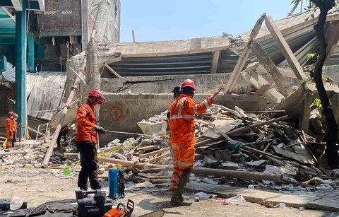 Tim penyelamat menyemprotkan disinfektan saat pencarian korban bangunan musala runtuh di pondok pesantren  Al Khoziny di Sidoarjo, Jawa Timur, Jumat (03/10/2026).