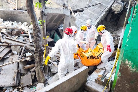 Tim penyelamat membawa jenazah korban reruntuhan bangunan musala runtuh di pondok pesantren  Al Khoziny di Sidoarjo, Jawa Timur, Jumat (03/10/2026).