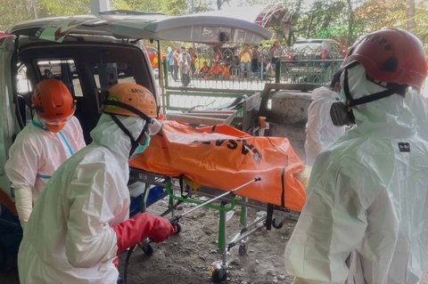 Tim penyelamat mendisinfeksi kantong jenazah berisi jenazah korban reruntuhan bangunan musala runtuh di pondok pesantren  Al Khoziny di Sidoarjo, Jawa Timur, Jumat (03/10/2026).