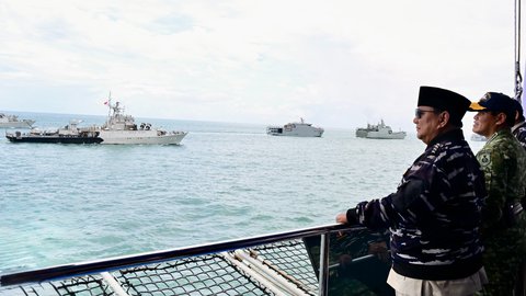 51 Kapal Perang TNI AL Unjuk Kekuatan Tempur di Depan Prabowo