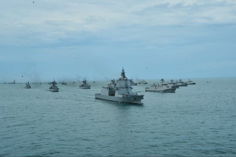 51 Kapal Perang TNI AL Unjuk Kekuatan Tempur di Depan Prabowo