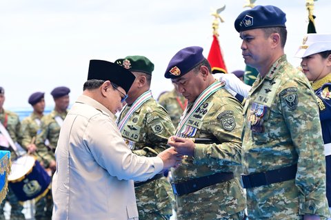 Prabowo beri pangkat kehormatan ke para purnawirawan TNI saat 51 Kapal Perang TNI AL Unjuk Kekuatan Tempur