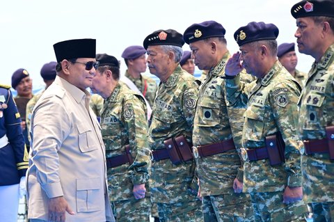 Prabowo beri pangkat kehormatan ke para purnawirawan TNI saat 51 Kapal Perang TNI AL Unjuk Kekuatan Tempur