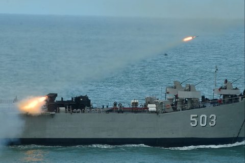 51 Kapal Perang TNI AL Unjuk Kekuatan Tempur di Depan Prabowo