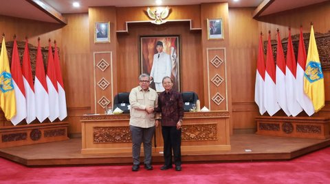 Gubernur Bali Wayan Koster menerima kunjungan kerja Wakil Menteri Perumahan dan Kawasan Permukiman RI Fahri Hamzah di Gedung Kertha Sabha, Jayasabha, Denpasar, pada Jumat (3/10)