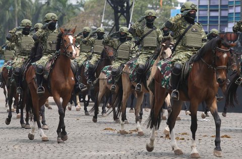 Prajurit Batalyon Kavaleri Berkuda melakukan defile saat gladi bersih  HUT ke-80 TNI di Monas, Jakarta, Jumat (3/10/2025).