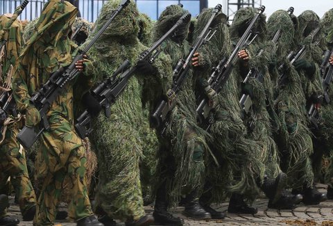 Prajurit pasukan khusus Sniper TNI melakukan defile saat gladi bersih  HUT ke-80 TNI di Monas, Jakarta, Jumat (3/10/2025).