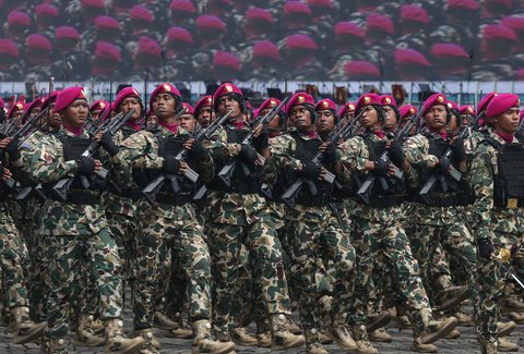 Sejumlah prajurit Korps Marinir TNI AL mengikuti defile pasukan saat gladi bersih Hari Ulang Tahun (HUT) ke-80 Tentara Nasional Indonesia (TNI) di Monas, Jakarta, Jumat (3/10/2025).